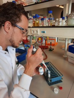 In het laboratorium passen de studenten het DNA van de bodembacterie aan. In het laboratorium passen de studenten het DNA van de bodembacterie aan.