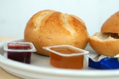 Vanaf 2024 mogen bed and breakfast verhuurders geen ontbijt meer aanbieden met kleine kunststof portieverpakkingen voor boter, jam, pindakaas en koffiemelk    Vanaf 2024 mogen bed and breakfast verhuurders geen ontbijt meer aanbieden met kleine kunststof portieverpakkingen voor boter, jam, pindakaas en koffiemelk