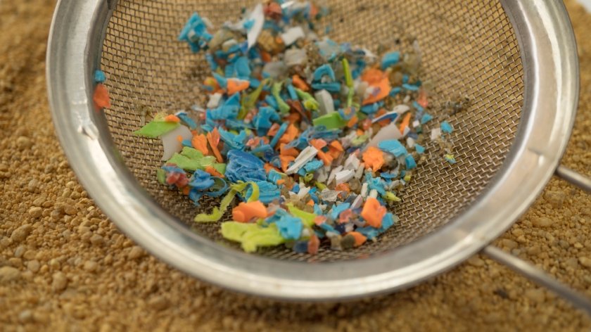 Microplastic in een zeef Microplastic in een zeef