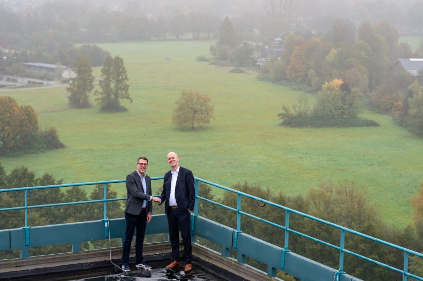 Bart van As, director-director of Idealis, (left) and Rens Buchwaldt, member of the Executive Board of Wageningen University & Research with a view of the to be developed area in Campus East. Photographer: Soooph Photography Bart van As, director-director of Idealis, (left) and Rens Buchwaldt, member of the Executive Board of Wageningen University & Research with a view of the to be developed area in Campus East. Photographer: Soooph Photography